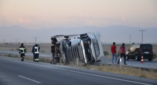 İplik yüklü tır devrildi, sürücüsü yara almadan kurtuldu