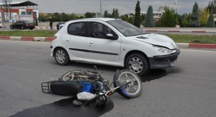Karaman'da otomobil ile çarpışan motosikletin sürücüsü ağır yaralandı