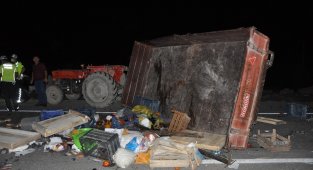 Karaman'da Otomobil traktöre arkadan çarptı: 2 yaralı
