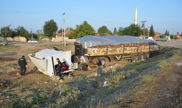 Odun yüklü tır şarampole indi: 1 yaralı