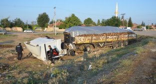 Odun yüklü tır şarampole indi: 1 yaralı
