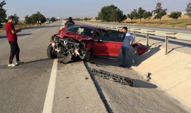 Önündeki otomobile çarpıp taklalar attı: 4 yaralı