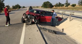 Önündeki otomobile çarpıp taklalar attı: 4 yaralı