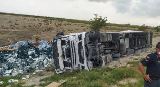 Devrilen tırın sürücüsü yaralandı