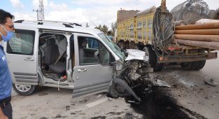 Hafif ticari araç ile iş makinesi çarpıştı: 4 yaralı