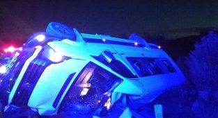 Kız istemeye gidenleri taşıyan minibüs devrildi: 15 yaralı