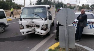 Kontrolden çıkan kamyonet ağaca çarptı: 1 yaralı
