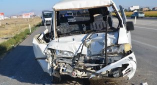 Konya'da minibüs tıra çarptı: 1 yaralı