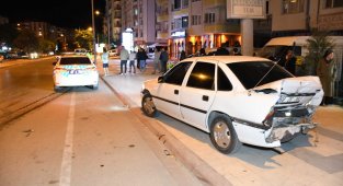 Aksaray'da Minibüsle çarpışan otomobil savrularak hamile kadına çarptı