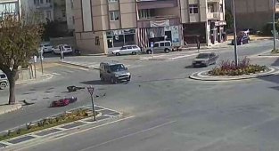 Motosiklet sürücüsünün ölümden döndüğü an kamerada