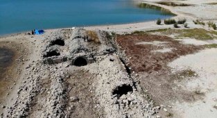 Sular çekilince ortaya çıkan Altınapa Hanı bütün olumsuzluklara rağmen ayakta