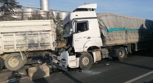 Kırmıza ışıkta bekleyen kamyona tır çarptı: 1 yaralı