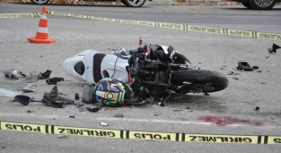 Sürat motosikletiyle çarpışan otomobil sürücüsü kaçtı: 1 yaralı