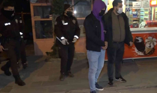 Tabanca ve bıçakla yakalanan genç gözaltına alındı