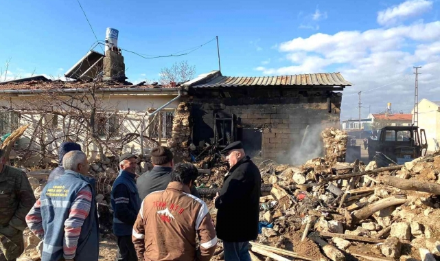 Karaman'da çıkan yangında ev ve traktör yandı