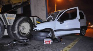 Karaman'da Hafif Ticari Araç Yol Kenarında Arızalanan Tıra çarptı: 1 yaralı