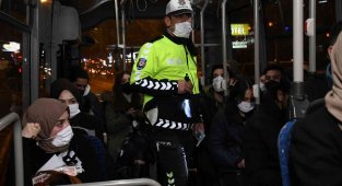 Aksaray'da halk otobüsleri denetlenirken, pandemi uyarısı yapılıyor