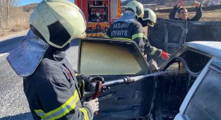 Aksaray'da seyir halindeki otomobilin motor kısmı yandı