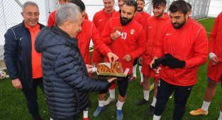 Başkan Akkaya'dan Akşehirspor'a tatlı ikramı