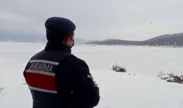 Donan Beyşehir Gölü'ndeki adada mahsur kalan besicilere jandarmadan droneli yardım