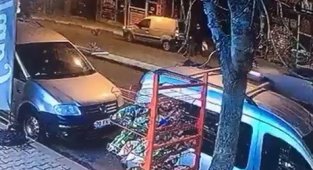 Geri manevra yapan aracın emekli öğretmene çarptı