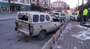 Hırsızlık şüphelileri kovalamacada polis aracına çarpıp yakalandı