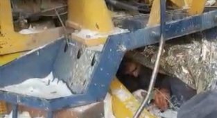Kar temizliği yaparken devrilen iş makinesinin altında kaldı