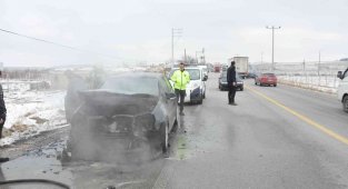 Karaman'da seyir halindeki otomobil alev topuna döndü