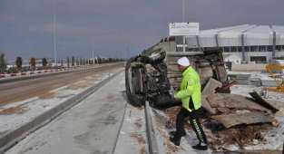 Karaman'da yola çıkan köpek kazaya neden oldu: 1 yaralı