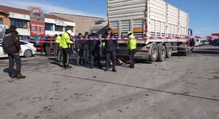 Konya'da tırın altında kalan yaya hayatını kaybetti