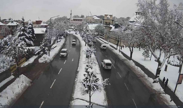 Konya'nın kar güzelliği şehir kameralarından izleniyor
