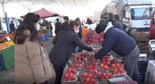 Olumsuz hava koşulları pazarda tezgah sayısını da fiyatları da düşürdü