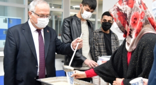 Rektör Namık Ak, sınav öncesi öğrencilerle bir araya geldi