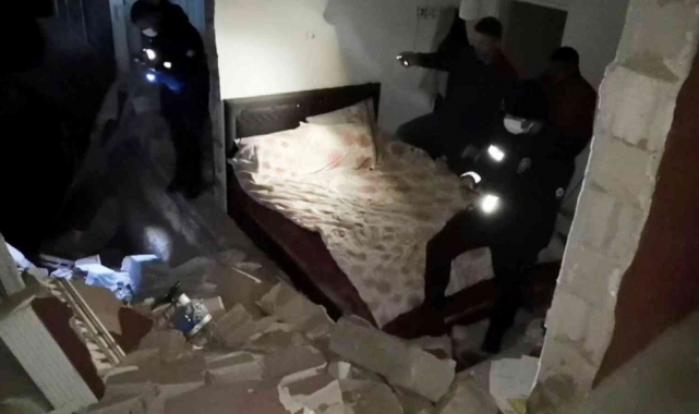 Sıkışan gaz bomba gibi patladı, duvarları yıkılan evde 3 kişi yaralı