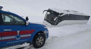 Turist taşıyan otobüs devrilmek üzereyken durdu, şans eseri yaralanan olmadı
