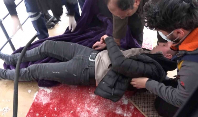 Yangında zehirlenen genci komşuları kurtardı