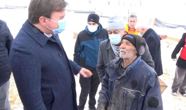 Yoğun kardan mandıra çöktü, 34 hayvan telef oldu