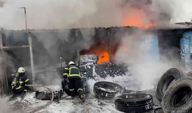 Aksaray'da lastikçi dükkanı alev alev yandı