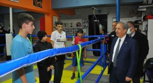 Başkan Akkaya geleceğin boksörleri ile buluştu