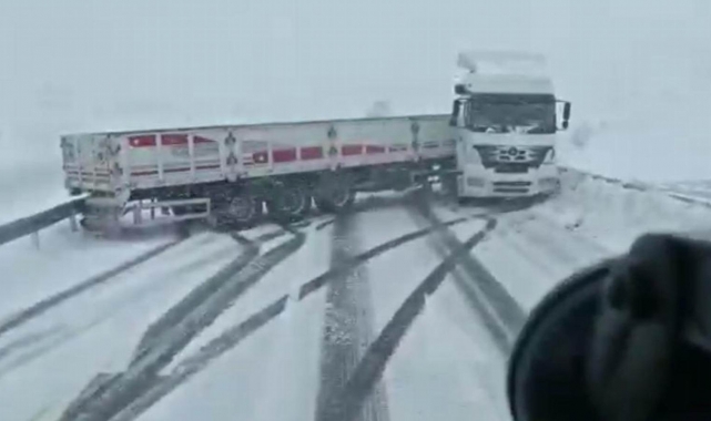 Buzlanan yolda kayan tır araç kamerasında