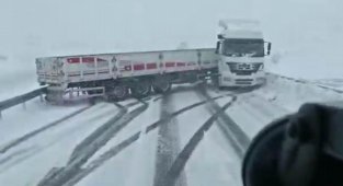 Buzlanan yolda kayan tır araç kamerasında