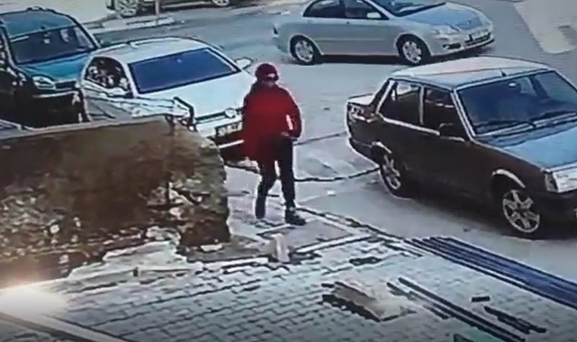 Kaldırımda bulduğu telefonu sosyal medya paylaşımı sonrası polise teslim etti