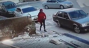 Kaldırımda bulduğu telefonu sosyal medya paylaşımı sonrası polise teslim etti