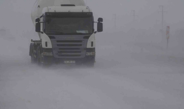 Konya'da kar ve tipi ulaşımı etkiliyor