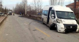 Konya'da öğrenci servisi ile otomobil çarpıştı: 14 yaralı