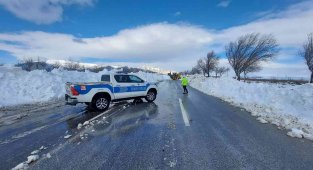 Konya'da trafik ekipleri yolda kalanların yardımına koştu