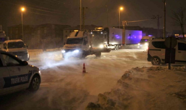 Konya'yı çevre illere bağlayan yollar, tipi nedeniyle ulaşıma kapatıldı