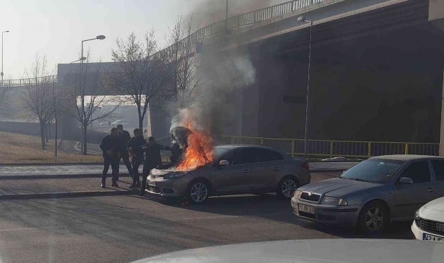 Seyir halindeki otomobilin motor kısmı alev alev yandı