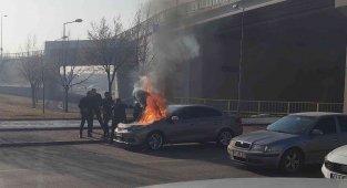 Seyir halindeki otomobilin motor kısmı alev alev yandı