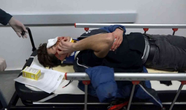 Yarasını unutup sedyede kız arkadaşına küfürler yağdırdı